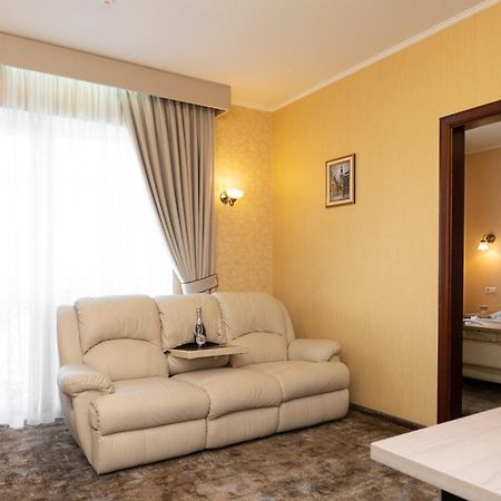Status Hotel Malekhuv Εξωτερικό φωτογραφία