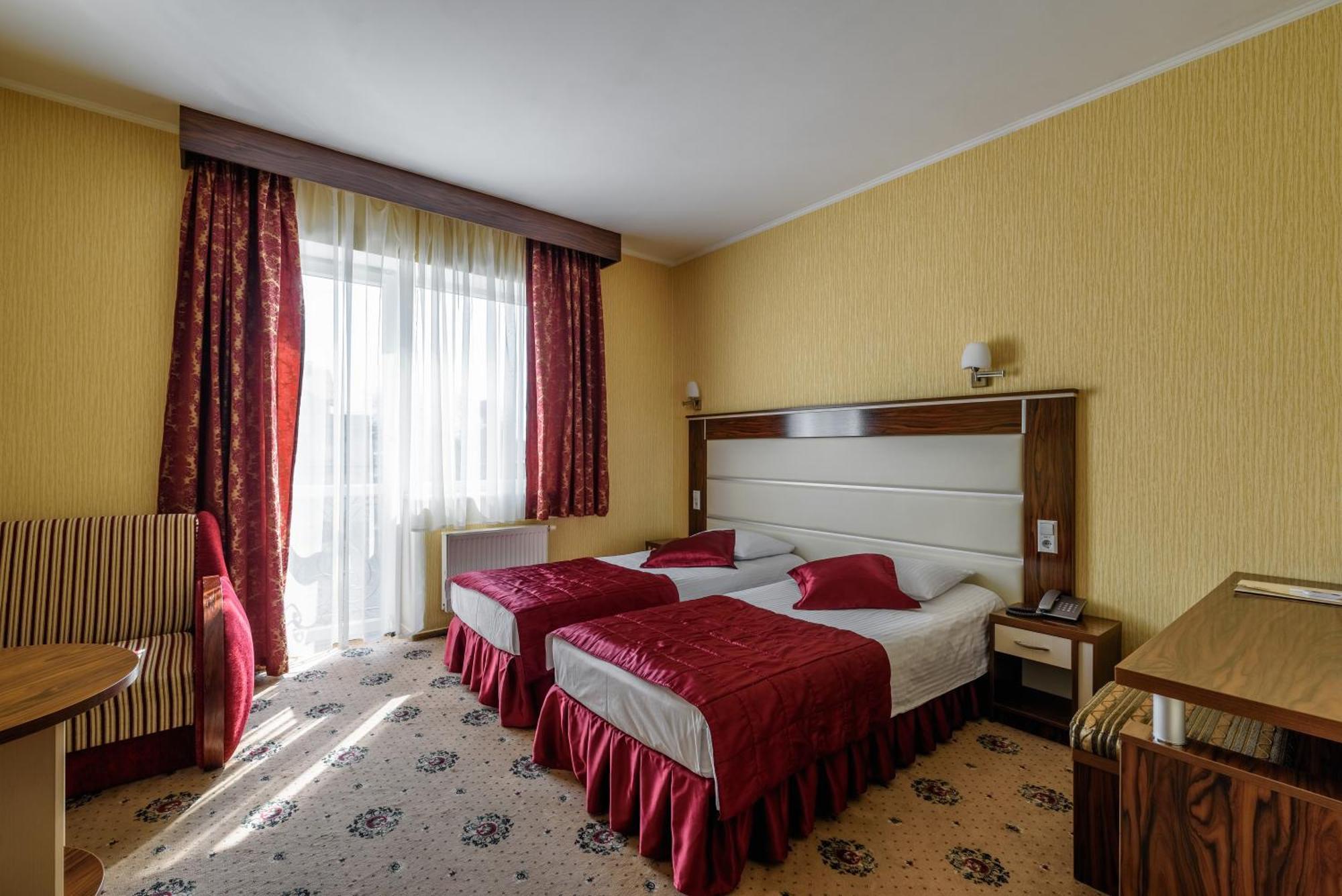 Status Hotel Malekhuv Εξωτερικό φωτογραφία