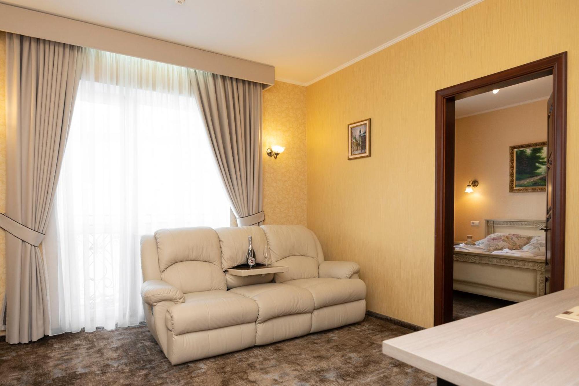 Status Hotel Malekhuv Εξωτερικό φωτογραφία