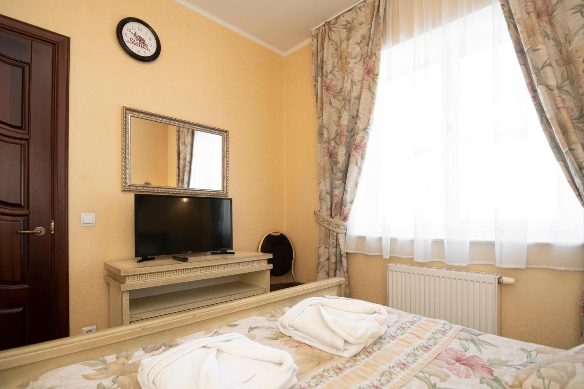 Status Hotel Malekhuv Εξωτερικό φωτογραφία