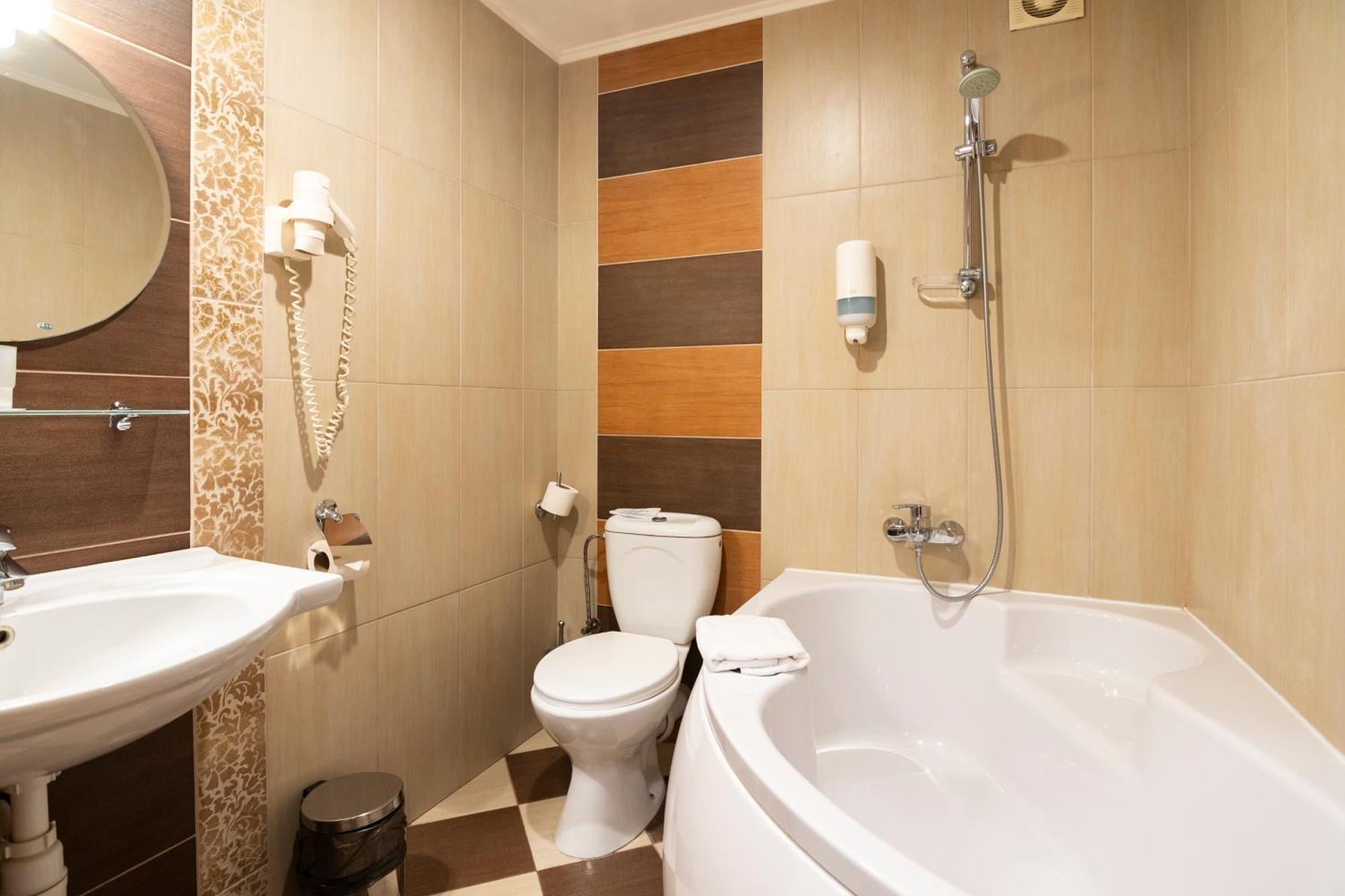 Status Hotel Malekhuv Εξωτερικό φωτογραφία