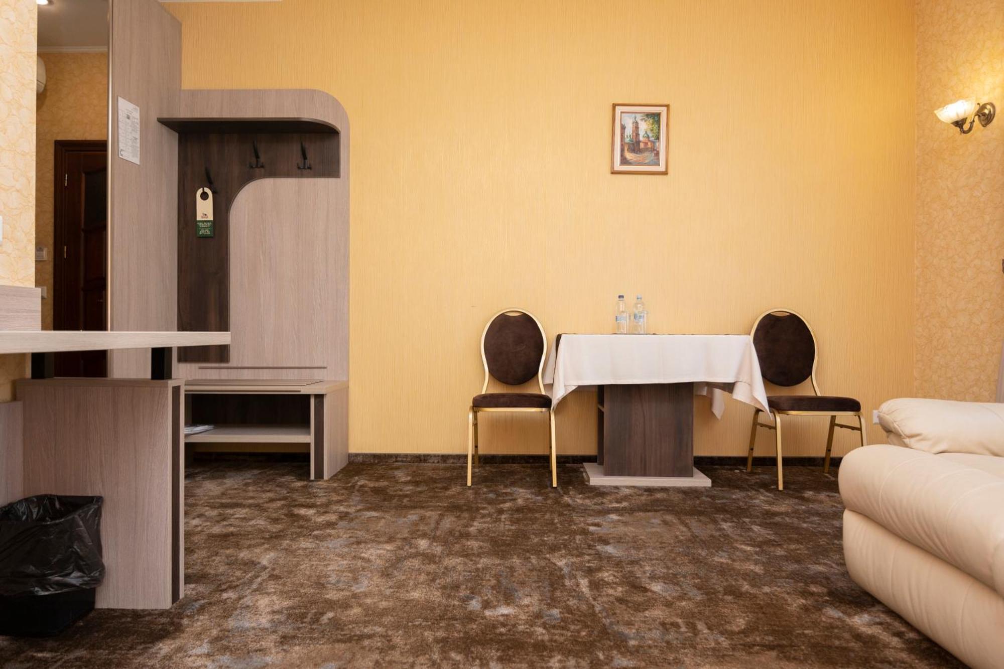 Status Hotel Malekhuv Εξωτερικό φωτογραφία