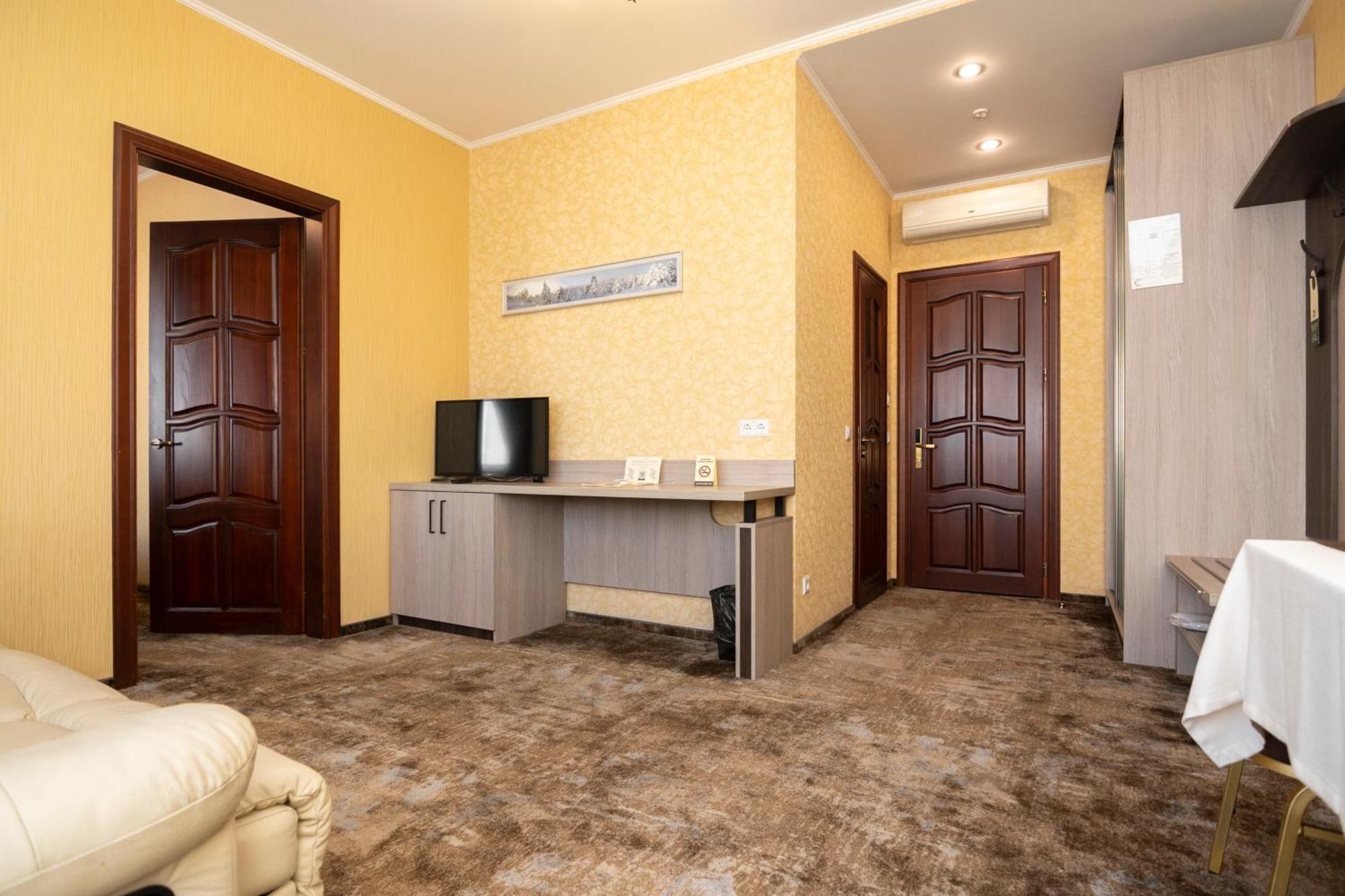 Status Hotel Malekhuv Εξωτερικό φωτογραφία