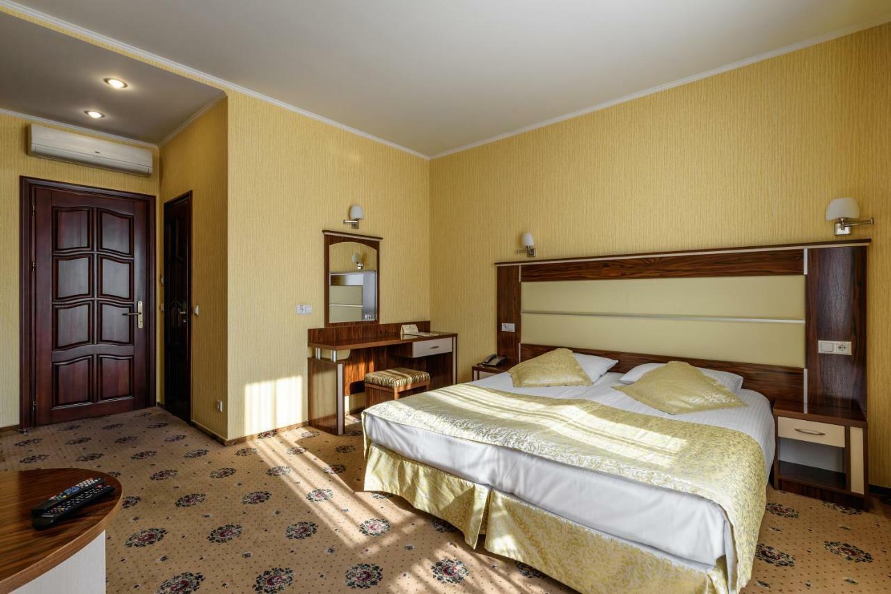 Status Hotel Malekhuv Εξωτερικό φωτογραφία