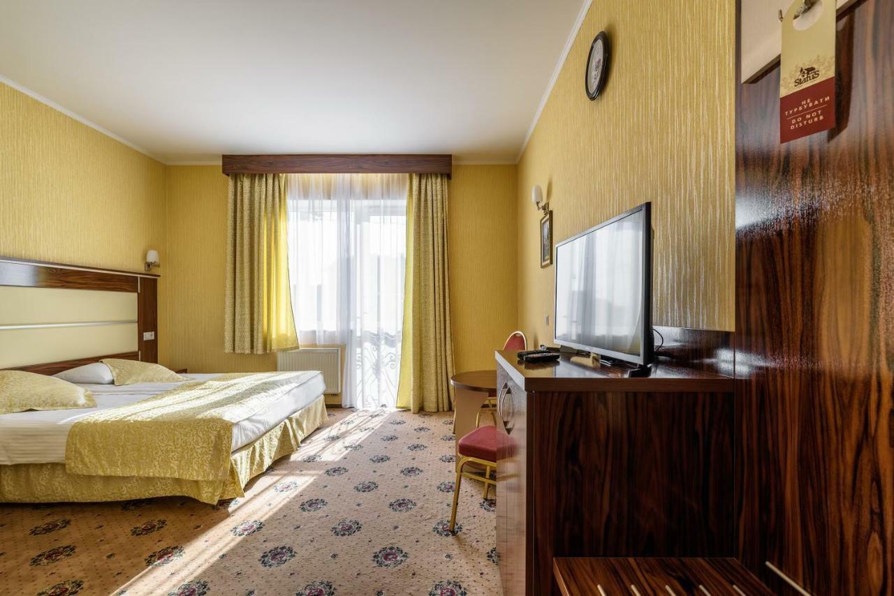 Status Hotel Malekhuv Εξωτερικό φωτογραφία
