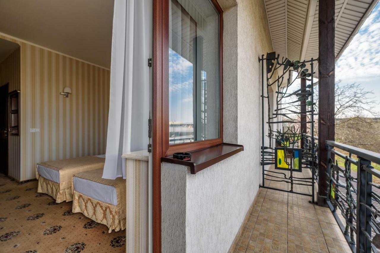 Status Hotel Malekhuv Εξωτερικό φωτογραφία