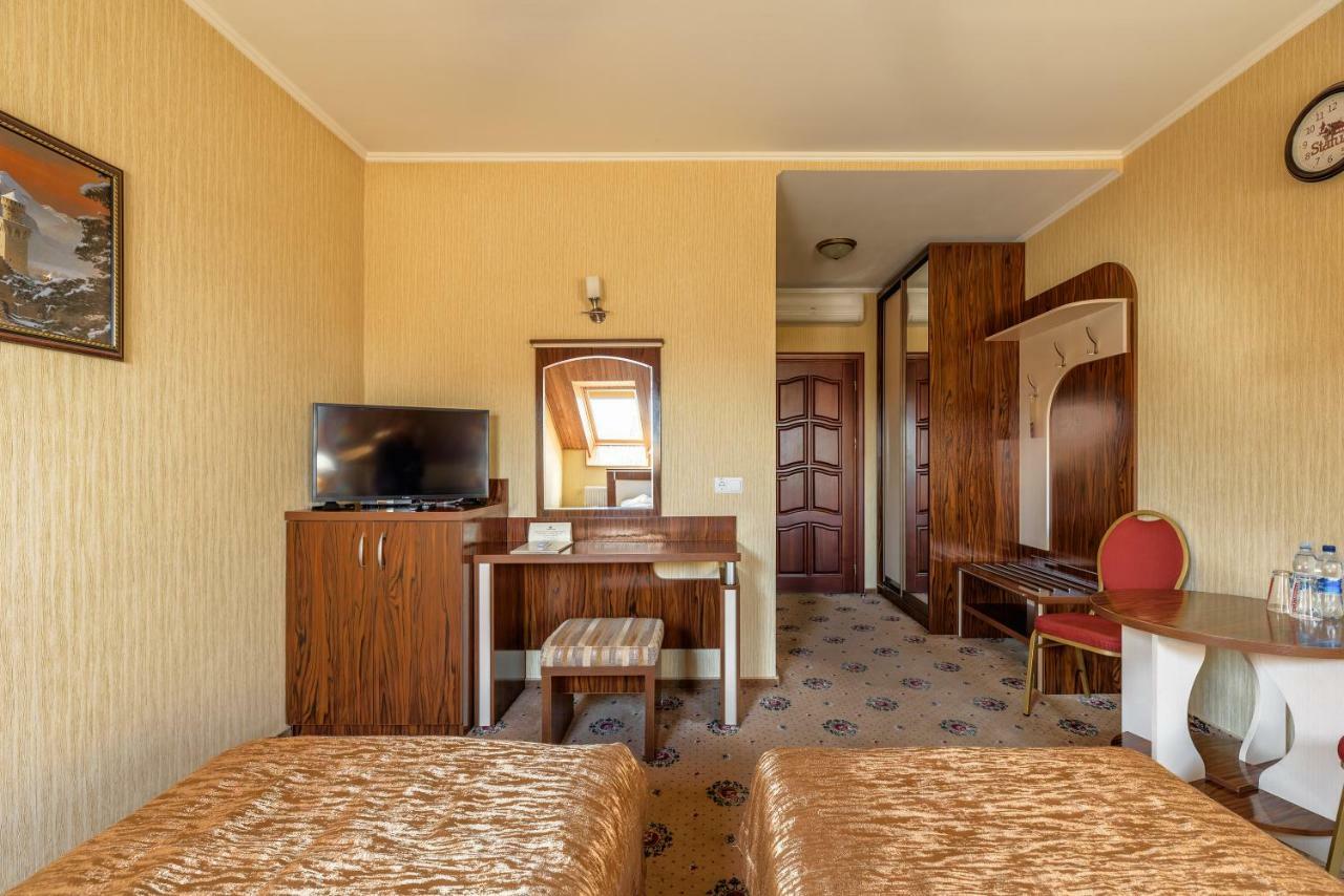 Status Hotel Malekhuv Εξωτερικό φωτογραφία