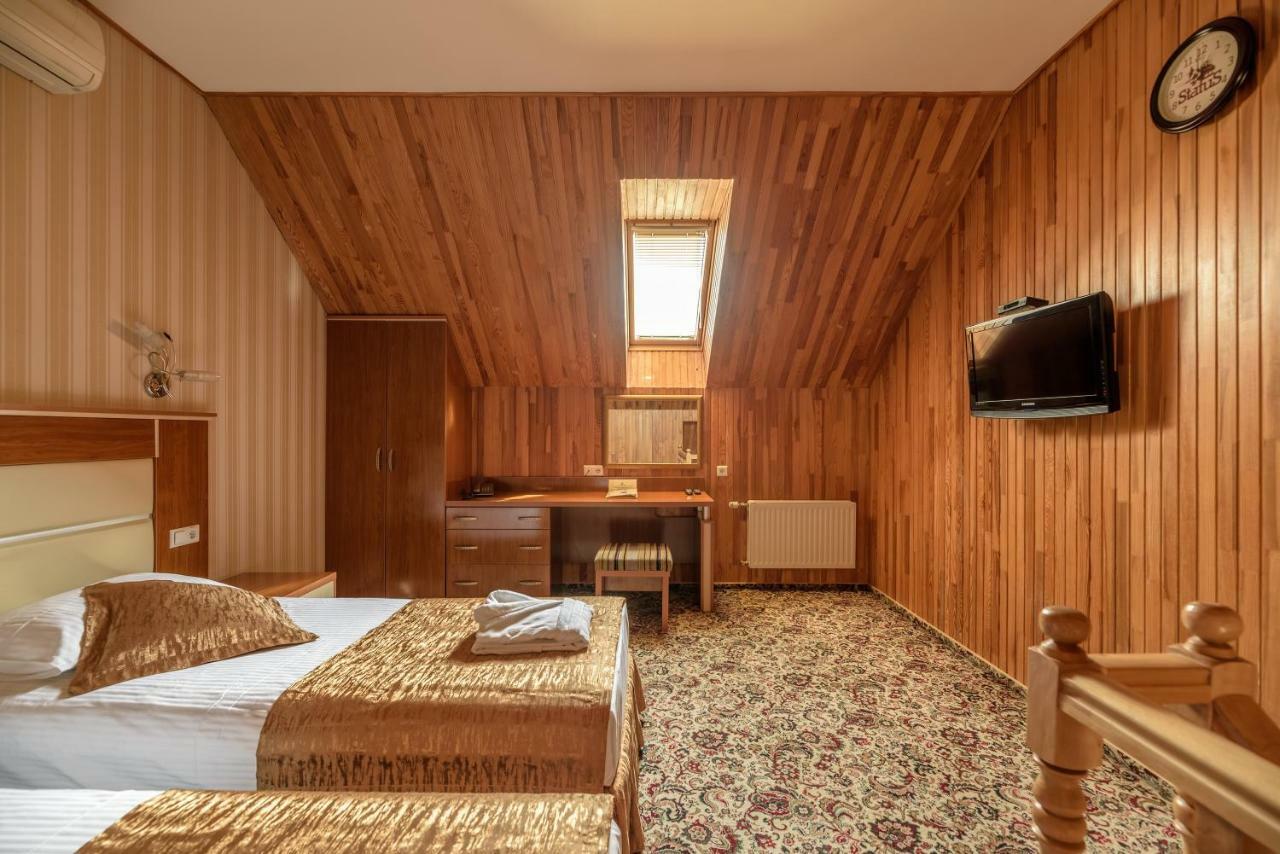 Status Hotel Malekhuv Εξωτερικό φωτογραφία
