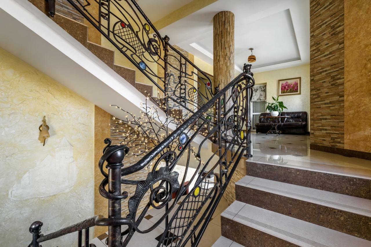 Status Hotel Malekhuv Εξωτερικό φωτογραφία