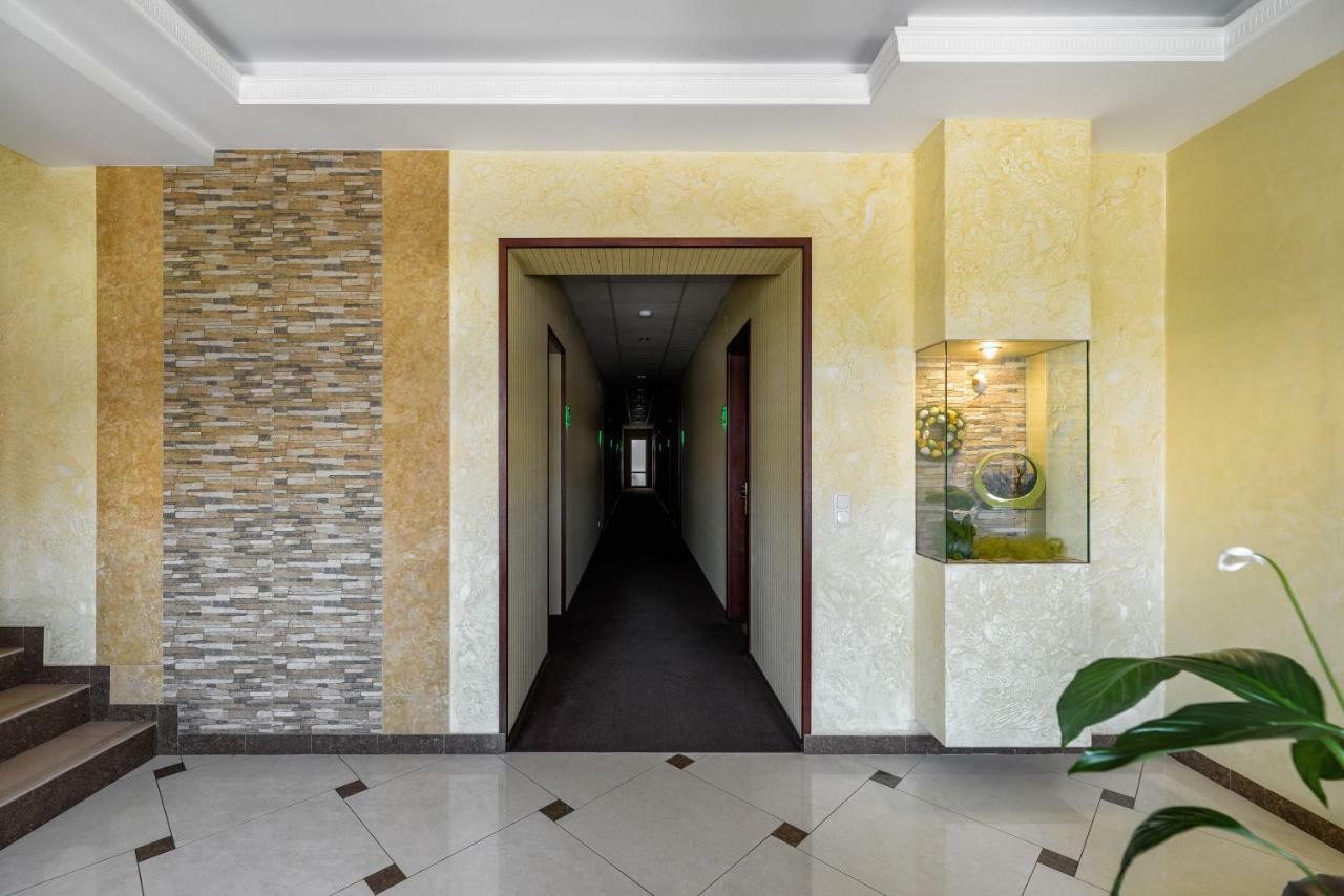 Status Hotel Malekhuv Εξωτερικό φωτογραφία